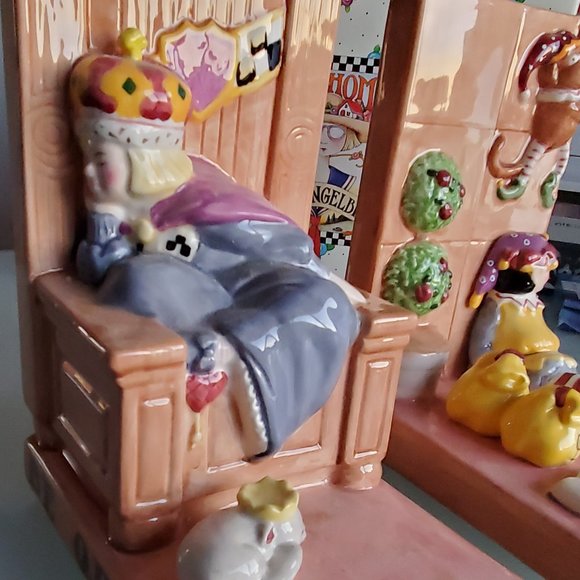 Mary Engelbreit Queen Ceramic Bookends - Cream and Tan - Picture 4 of 15